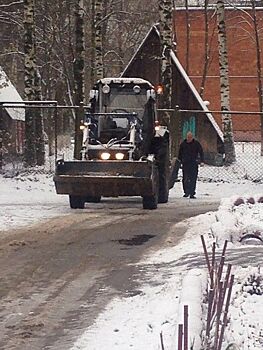 13 машин очищали от снега дороги Приокского района минувшей ночью