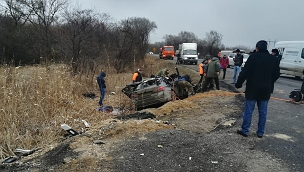 Три человека погибли в результате столкновения BMW и грузовика с щебнем на Ставрополье