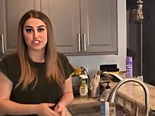 Девушка вела прямой эфир из дома. Но оказалось, что она не одна. То, что внезапно возникло за спиной, её ужасно напугало. А зрителей рассмешило