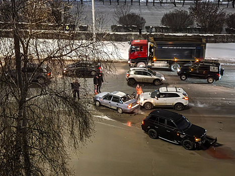 Массовое ДТП привело к пробке на одной из широкий улиц в Кемерове