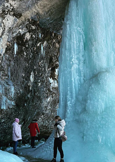 Замерзший водопад Матласа в Дагестане. У края обрыва открываются панорамные виды на горные хребты и 10 аулов, расположенных внизу.