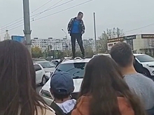 В Ростове молодой человек залез на крышу внедорожника Lexus с криками: «Я хочу эту тачку!» (видео)