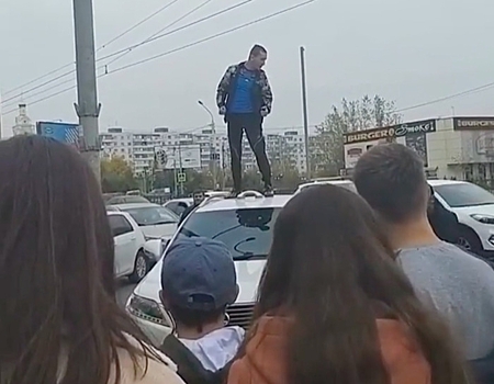 В Ростове молодой человек залез на крышу внедорожника Lexus с криками: «Я хочу эту тачку!» (видео)