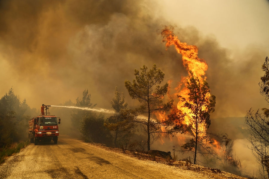 Dünya: лесной пожар вспыхнул в турецкой курортной Анталье