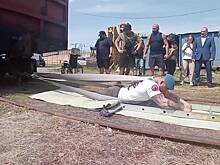 Оставшийся без ног ветеран СВО протащил 24-тонный вагон и попал на видео