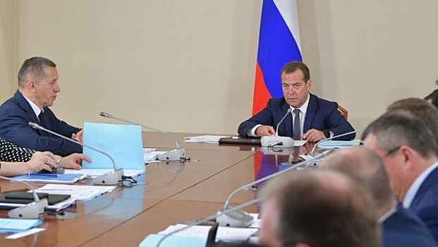 Медведев сообщил, кто в России не будет платить налог на доход физлиц