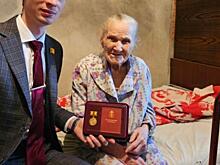 Рязанским ветеранам вручили ещё 10 медалей «Рязань — город трудовой доблести»