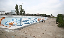 Художники пишут картины на стенах вдоль волгоградской набережной