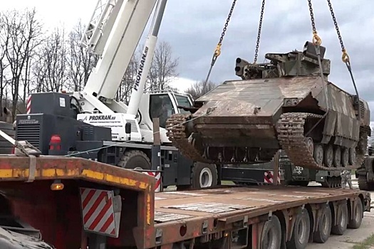 На Поклонную гору привезли украинский танк "Азовец"  с оптикой от домофона