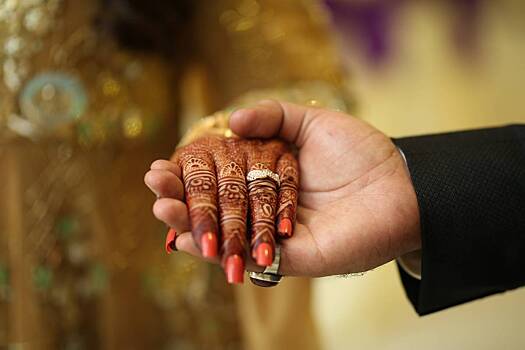 Разнорабочий в 70 лет женился на соседке на 40 лет младше себя