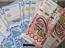 Школьники Алматы отметили День национальной валюты пирамидой из тысяч монет