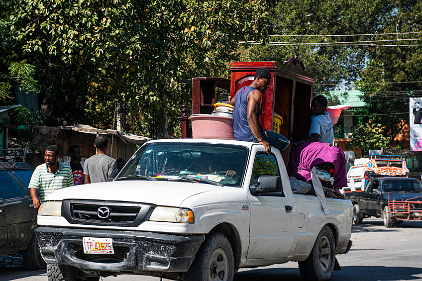 Гражданские покидают свои дома после нападения вооруженных банд в Порт-о-Пренсе