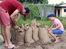 На северо-восточный берег Австралии обрушился циклон "Дебби"