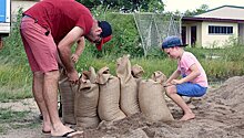 На северо-восточный берег Австралии обрушился циклон "Дебби"