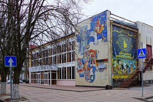 В Ростове обеспокоены судьбой мозаики на фасаде переданного РПЦ театра