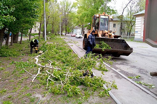 В Уфе ураганный ветер обрушил на женщину строительный щит