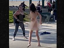 Бой на дубинах голой девушки и одетой женщины попал на видео