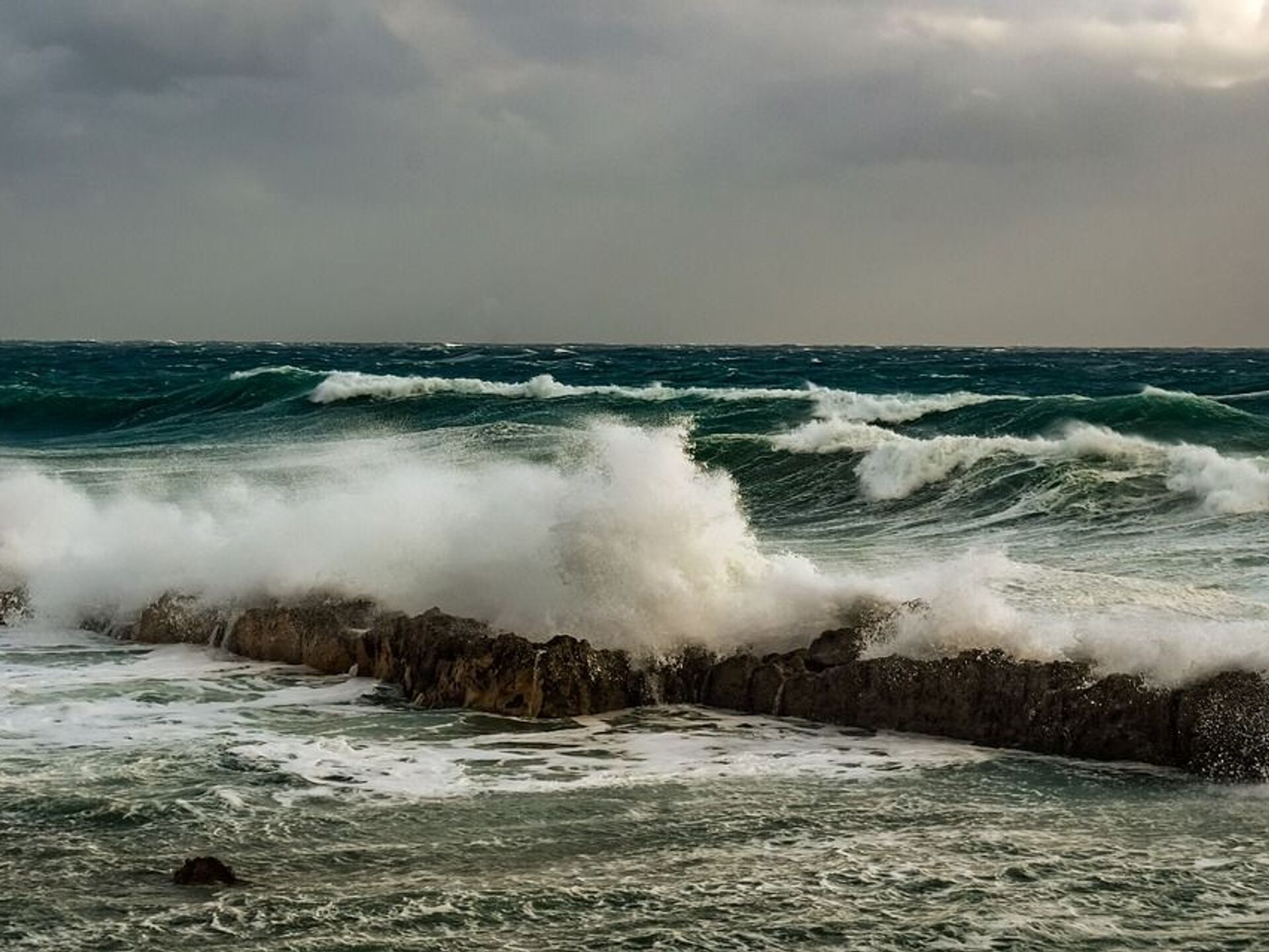 Море шторм. Выйти в море в шторм. Огромные волны в океане. Бискайский залив волны убийцы. Море, волны.