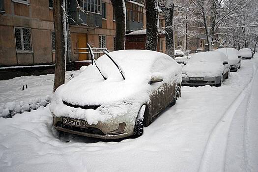 Водителей предупредили об опасности долгой стоянки авто под снегом