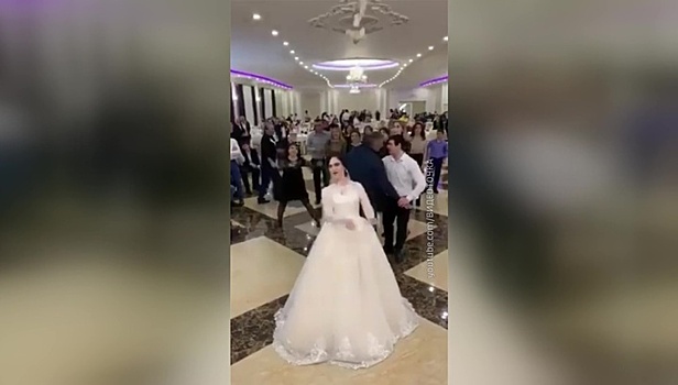 На свадьбе в Дагестане подружки невесты устроили кулачный бой