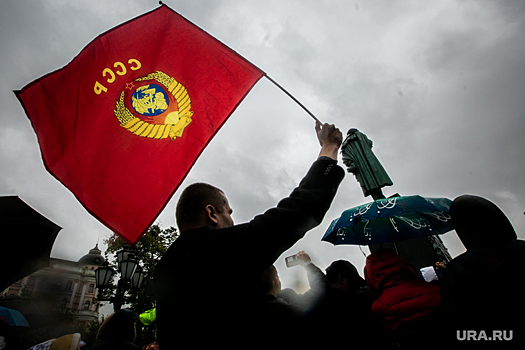 В КПРФ хотят заменить российский флаг