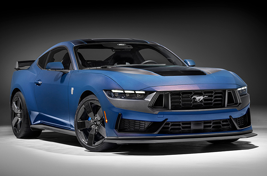 Ford Mustang Dark Horse. Неизвестно, появится ли в седьмого колене «Мустанга» стероидный вариант Shelby. Впрочем, его наместник в лице Dark Horse («темная лошадка») уже представлен. Не GT500, но заскучать точно не даст. Coyote форсирован до 507 л.с. и состыкован с усиленной шестиступенчатой «механикой» Tremec. Опционально — десятиступенчатая АКП. Также у Dark Horse самоблокирующийся дифференциал Torsen, скорректированные настройки шасси (другие передние амортизаторы, сзади стабилизатор поперечной устойчивости потолще, усилители кузова), тормозная система Brembo и обвес. Это не предел: за доплату предлагается «пакет управляемости» Handling Package с компонентами подвески и аэродинамики для еще более острого и точного пилотажа