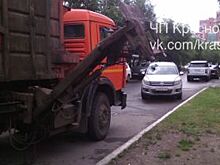 В Красноярске мусоровозы разбили автомобили и снесли рекламный щит
