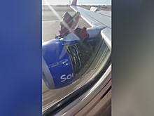 В США у самолета Boeing в воздухе отлетела обшивка двигателя