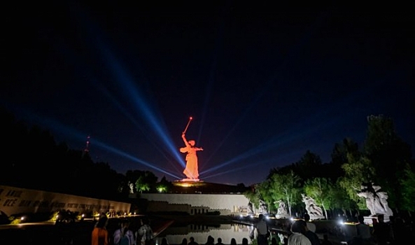 24 июня световые инсталляции озарили Мамаев курган в Волгограде