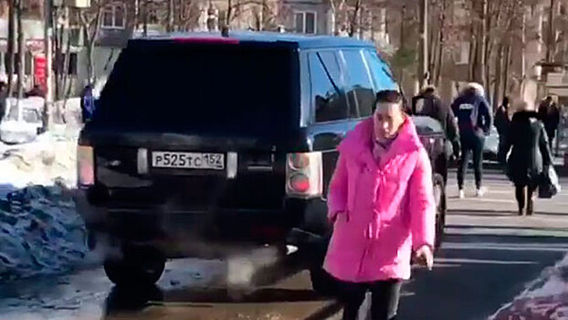 В Нижнем Новгороде автомобилист проехал сквозь топлю, избегая пробки: видео