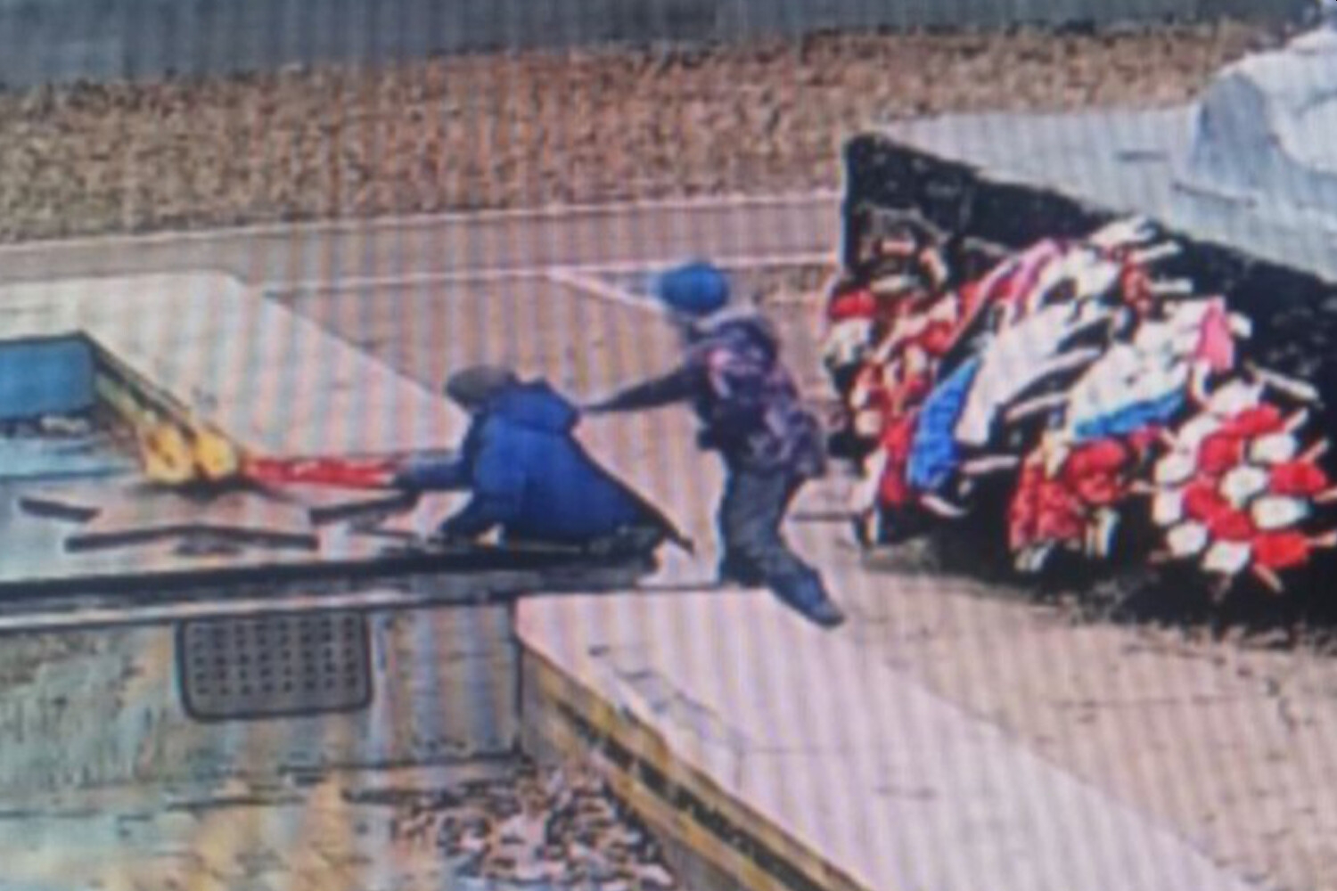 В Пермском крае школьники испортили звезду и сломали плитку у Вечного огня