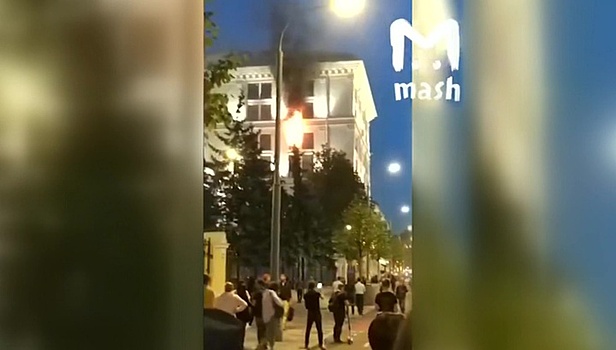 Загоревшееся здание Центробанка в центре Москвы потушили