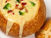 Сытный и красивый диетический суп из брокколи в хлебной тарелке