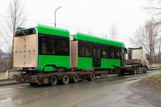 В Челябинск прибыл первый трехсекционный трамвай для метротрама