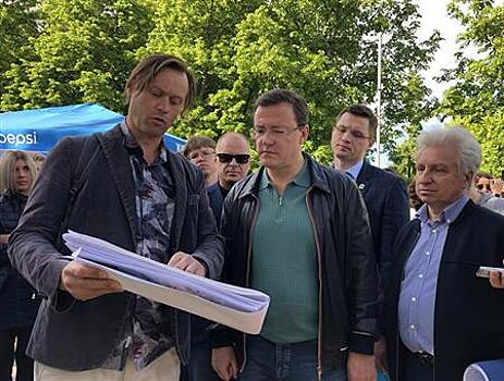 Дмитрий Азаров обсудил с жителями варианты реконструкции Загородного парка