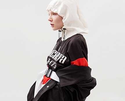 Японский флаг, зеленые шубы и сумки из пластика в лукбуке новой коллекции DOKUCHAEVA