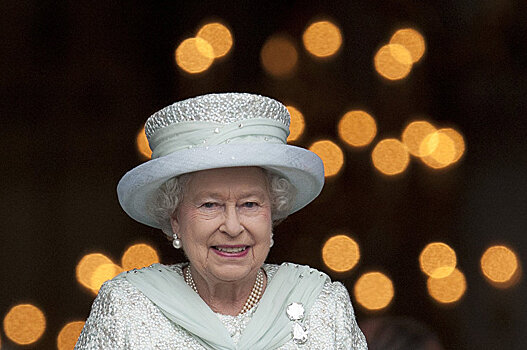 Елизавета II вывела в офшоры миллионы долларов