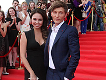 Ляйсан Утяшева и Павел Воля нарядили ёлку с детьми, лица которых скрывают: редкие кадры