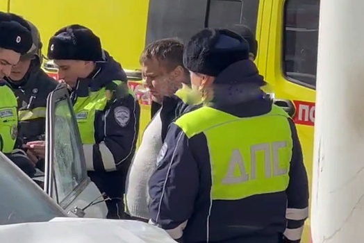 В Казани автомобиль наехал на автобусную остановку, пострадали 11 человек