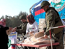 Российские военнослужащие доставили в Алеппо две тонны продовольствия