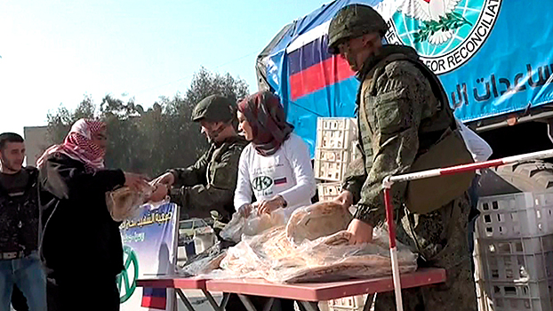 Российские военнослужащие доставили в Алеппо две тонны продовольствия