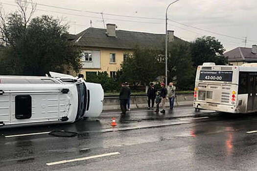 В Иркутске в результате столкновения маршрутки и BMW пострадали восемь человек