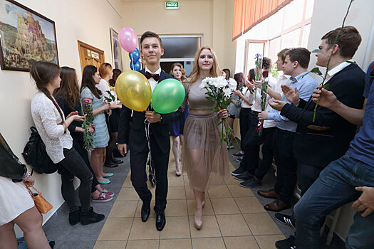 Как выпускники в Беларуси и России готовятся проститься со школой