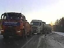 Инспекторы ДПС вытащили груженую битумом фуру из кювета на Вологодской трассе