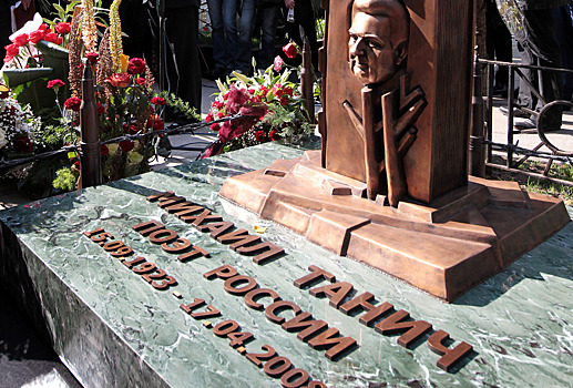 Россиян возмутил памятник основателю группы «Лесоповал»