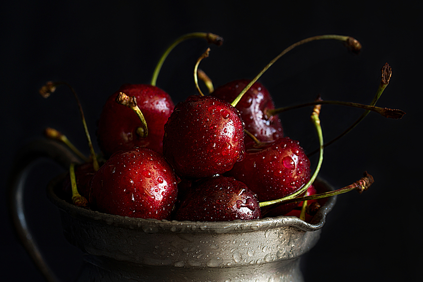 Вишня. В вишневых косточках содержится опаснейшее вещество — цианид, два грамма которого смертельны для человека. Случайно проглоченная косточка не причинит вреда, главное — не пытаться ее при этом раскусить.
