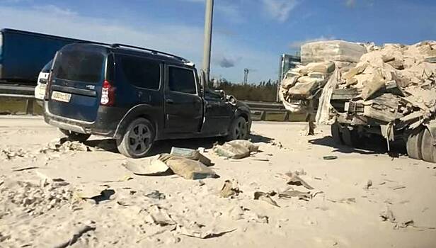 Дорогу в Петербурге засыпало цементом после смертельной аварии
