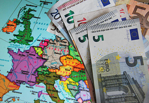 Рубль вечером растет против доллара и евро