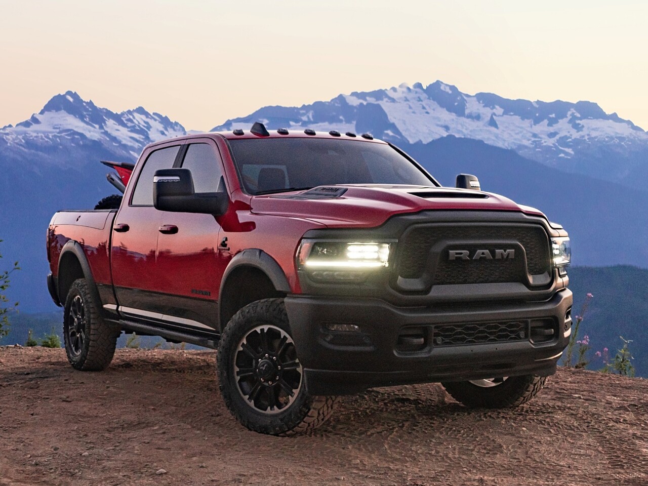 Новости автомира: представлен пикап Ram 2500 Heavy Duty Rebel с мощным  дизелем - Рамблер/авто