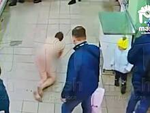 В России голый изрезанный мужчина в крови устроил погром в магазине и попал на видео